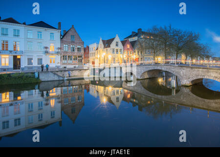 Crépuscule sur le feux de bâtiments historiques du centre-ville reflète dans les canaux typiques, Bruges, Flandre occidentale, Belgique, Europe Banque D'Images