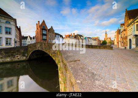 Nuages rose à l'aube sur les bâtiments typiques et le quai le long du canal typique, Bruges, Flandre occidentale, Belgique, Europe Banque D'Images