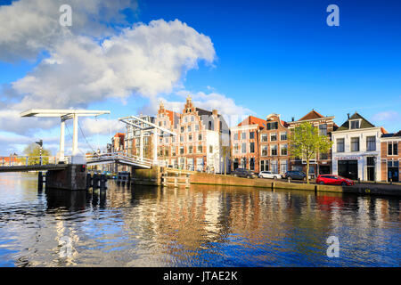 Ciel bleu et nuages sur les maisons qui se reflètent dans le canal de la rivière Spaarne, Haarlem, Hollande du Nord, les Pays-Bas, Europe Banque D'Images
