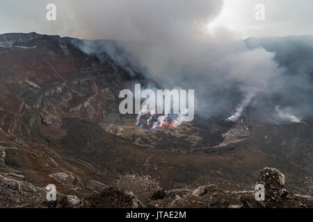 Le lac de lave active avec cratère du Mont Nyiragongo, le Parc National des Virunga, site du patrimoine mondial de l'UNESCO, la République démocratique du Congo, l'Afrique Banque D'Images