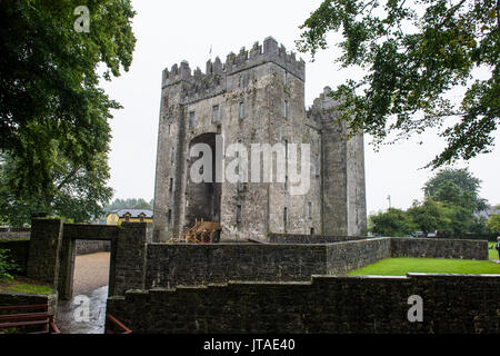 Le château de Bunratty, comté de Clare, Munster, République d'Irlande, Europe Banque D'Images