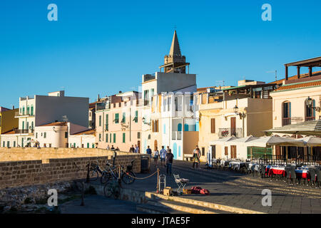 Promenade de l'océan dans la ville côtière de Alghero, Sardaigne, Italie, Méditerranée, Europe Banque D'Images