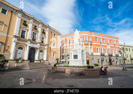 Statue d'Aliénor d'Arborea, en face de l'hôtel de ville, Cagliari, Sardaigne, Italie, Europe Banque D'Images