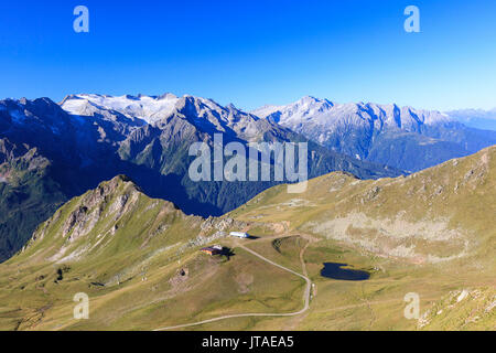 Vertes prairies et lac alpin entouré par les hauts sommets de l'Adamello Ski Area, Tonale Pass, Valcamonica, Lombardie, Italie, Europe Banque D'Images