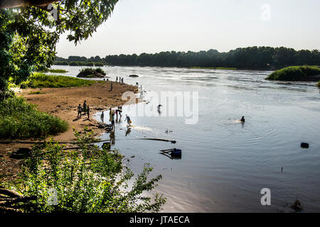 Les personnes jouant dans les eaux de la rivière du Nil Blanc, Juba, Soudan du Sud, l'Afrique Banque D'Images
