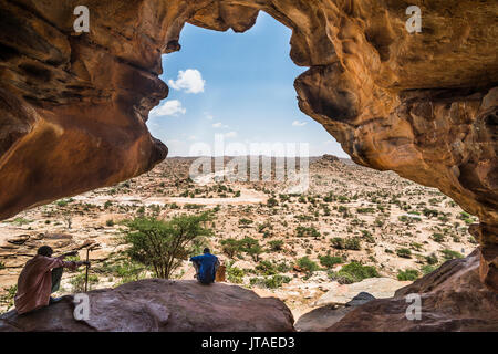 Assis dans l'un guide local le Laas Geel grottes, le Somaliland, la Somalie, l'Afrique Banque D'Images