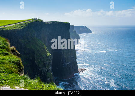 Les falaises de Moher, le Burren, comté de Clare, Munster, République d'Irlande, Europe Banque D'Images