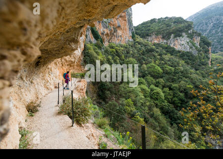 Une femme en randonnée dans les montagnes au-dessus de Mystras Taygète dans le Péloponnèse, Grèce, Europe Banque D'Images