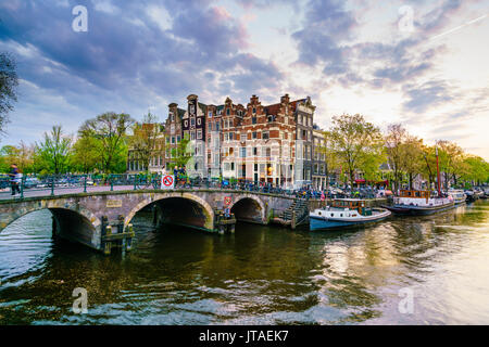 Maisons à pignons néerlandais traditionnel et canal, Amsterdam, Pays-Bas, Europe Banque D'Images