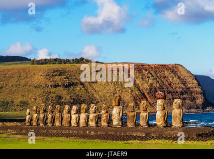 Moais à AHU Tongariki, parc national de Rapa Nui, site du patrimoine mondial de l'UNESCO, Île de Pâques, Chili Banque D'Images