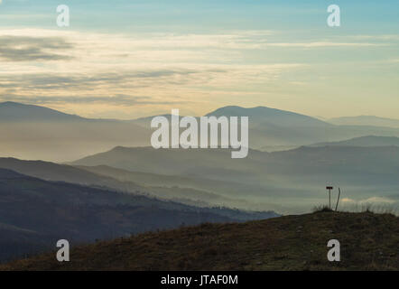 Lever du soleil sur les Apennins par une journée d'hiver avec brouillard, Gubbio, Ombrie, Italie, Europe Banque D'Images