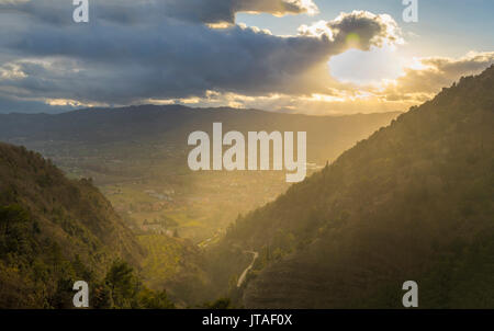 Coucher de soleil sur la vallée en hiver, Gubbio, Ombrie, Italie, Europe Banque D'Images