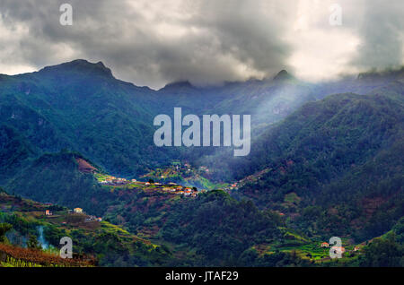 Portrait d'un village isolé et collines boisées et les montagnes près de Sao Vicente, Madeira, Portugal, Europe, Atlantique Banque D'Images