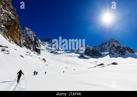 Ski de randonnée sur le glacier de l'Argentière, Chamonix, Rhone Alpes, Haute Savoie, Alpes, France, Europe Banque D'Images