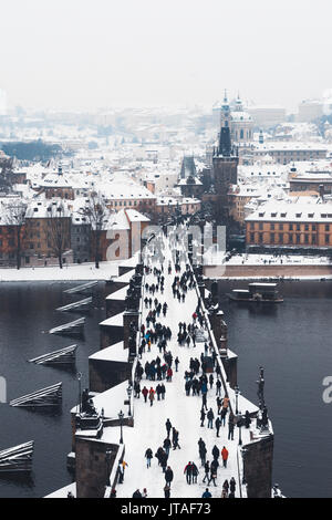 Le Pont Charles sur la Vltava en hiver, Site du patrimoine mondial de l'UNESCO, Prague, République Tchèque, Europe Banque D'Images