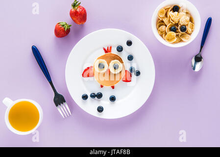 Mise à plat de façon créative avec des enfants de style petit-déjeuner sur la table de couleurs Banque D'Images