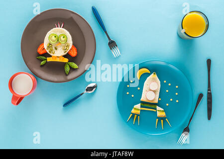 Mise à plat avec un style de façon créative le petit déjeuner des enfants avec des boissons sur les plaques Banque D'Images