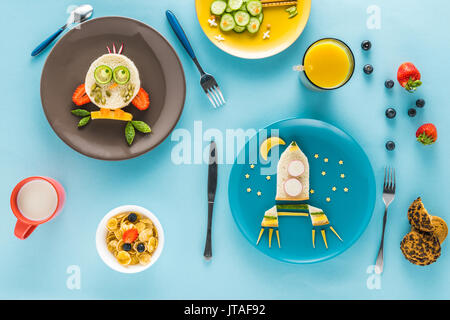 Mise à plat de façon créative avec des enfants de style petit-déjeuner sur la table de couleurs Banque D'Images