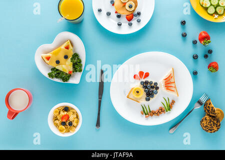 Mise à plat de façon créative avec des enfants de style petit-déjeuner avec jus de table colorés Banque D'Images