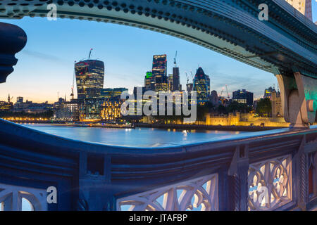 Vue de la ville de Londres de Tower Bridge at Dusk, Londres, Angleterre, Royaume-Uni, Europe Banque D'Images