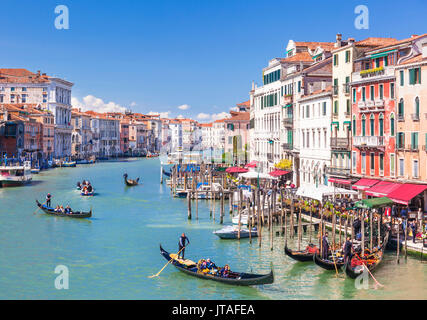 Gondoles, avec les touristes, sur le Grand Canal, à côté de l'Fondementa del Vin, Venise, UNESCO World Heritage Site, Vénétie, Italie, Europe Banque D'Images