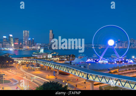 Avis de Star Ferry Pier, roue d'observation et Tsim Sha Tsui skyline, Central, Hong Kong, Chine, Asie Banque D'Images