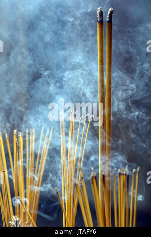 Encens sur joss stick combustion pot et de fumée utilisés pour rendre hommage à Bouddha, temple taoïste, une pagode de Phuoc Hoi Quan, Ho Chi Minh City, Vietnam, Banque D'Images