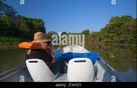 Photographier la faune touristique avec bateau de DSLR, Pantanal, Brésil. Parution du modèle Banque D'Images