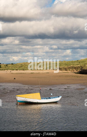 Coble traditionnel bateau de pêche amarré à la rivière Coquet à l'amble, Northumberland, England, UK Banque D'Images