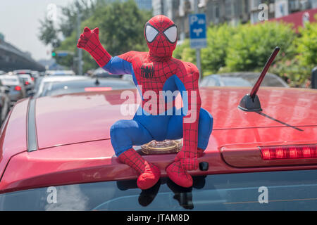 Spider-Man toy est vu sur un parking à Beijing, Chine. 08-août-2017 Banque D'Images