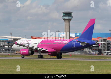 Wizz Air Airbus A320 HA-LWL décollant de l'aéroport de Londres Luton, Royaume-Uni Banque D'Images