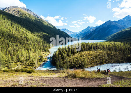Belle vue sur montagnes et lac. Lac Kucherla. Altay. Banque D'Images