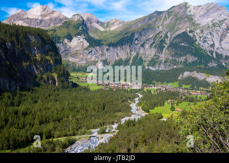 Vue de l'vilalge de Kandersteg à partir de sa hauteur Banque D'Images