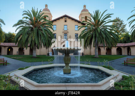 Date d'achat, de palmiers et de l'ancien complexe de l'Union européenne à l'université de Stanford, Palo Alto, Californie, USA Banque D'Images