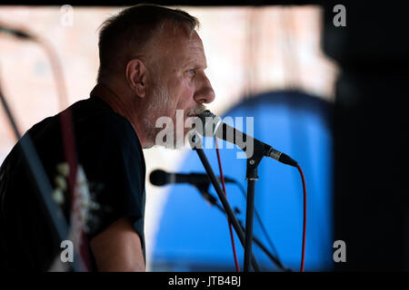 L'homme chanter dans un groupe de blues Banque D'Images