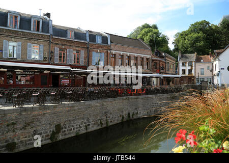 Riverside dans la rue des cafés bondés, Amiens, somme, hauts de france, france Banque D'Images