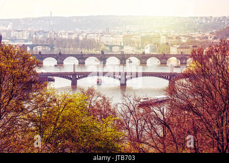 Vltava avec ponts historiques à Prague Banque D'Images