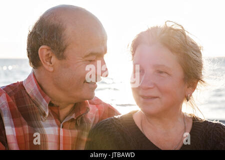 Portrait of a happy couple outdoors. Banque D'Images