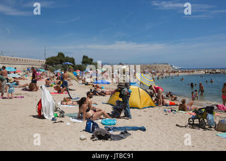 Antibes, ville balnéaire méditerranéenne entourée de remparts du 16ème siècle, situé entre Cannes et Nice sur la côte d'Azur, Provence-Alpes-Côte d'Azur Banque D'Images