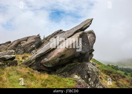 Des affleurements de roches escarpées à Ramshaw près des cafards dans le parc national de Peak District, Staffordshire, Angleterre. Banque D'Images