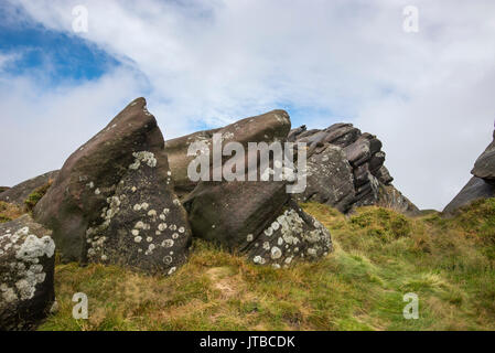 Des affleurements de roches escarpées à Ramshaw près des cafards dans le parc national de Peak District, Staffordshire, Angleterre. Banque D'Images