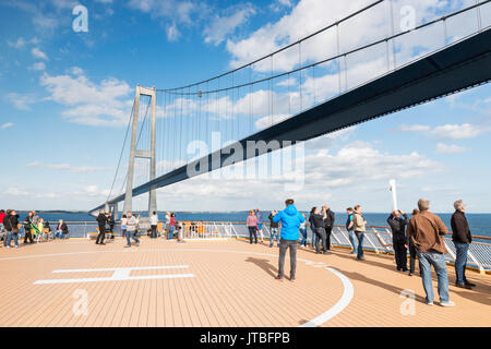 Copenhague,Danemark,17-7-2017 : personnes non identifiées sur bateau de croisière traversant le pont du Grand Belt le 17-Juillet 2017 : ce pont est un pont suspendu co Banque D'Images