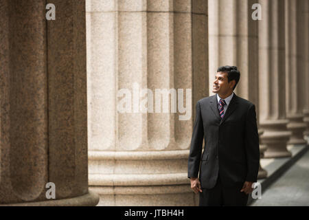 Homme d'affaires indien. En tant qu'avocat ou homme d'affaires à l'extérieur d'un édifice du palais colonial. Banque D'Images