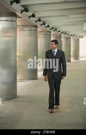 L'homme d'affaires indien dans la ville d'Asie. Portrait d'un Asian businessman smiling & à la recherche de l'appareil photo. Banque D'Images