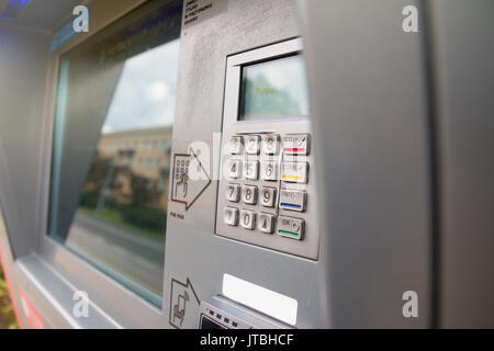 Machine automatique de retrait d'argent liquide. Pinpad et grand écran tactile dans une machine Banque D'Images