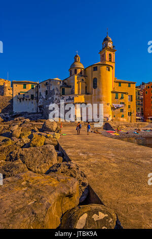 Camogli Ligurie Italie - l'église de S. Maria Assunta et la plage au premier feu du soleil Banque D'Images