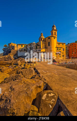 Camogli Ligurie Italie - l'église de S. Maria Assunta et la plage au premier feu du soleil Banque D'Images