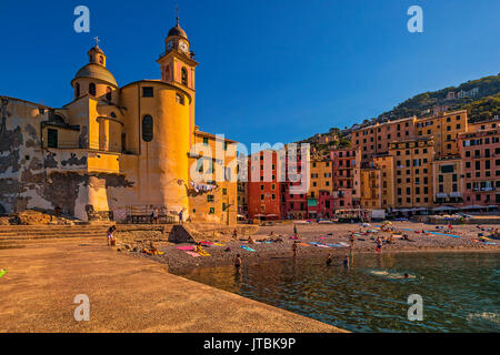 Camogli Ligurie Italie - l'église de S. Maria Assunta et la plage au premier feu du soleil Banque D'Images