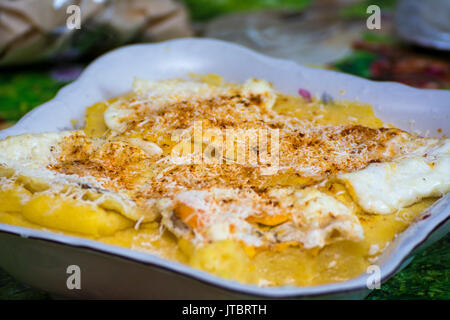 La polenta roumaine avec des œufs et du fromage Banque D'Images