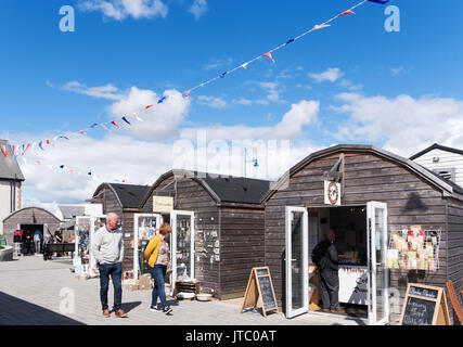 Couple walking through Amble Harbour Village, Northumberland, England, UK Banque D'Images